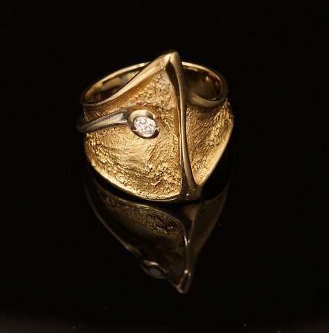 Ole Lynggaard, Denmark: Ring of 14ct gold with a 
diamond. Ringsize: 56-57. W: 8,6gr