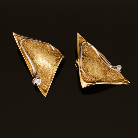 Ole Lynggaard: Ein Paar Ohrringe je mit einem 
Diamanten. 14kt Gold. Masse: 3,5x2cm. G: 12,4gr