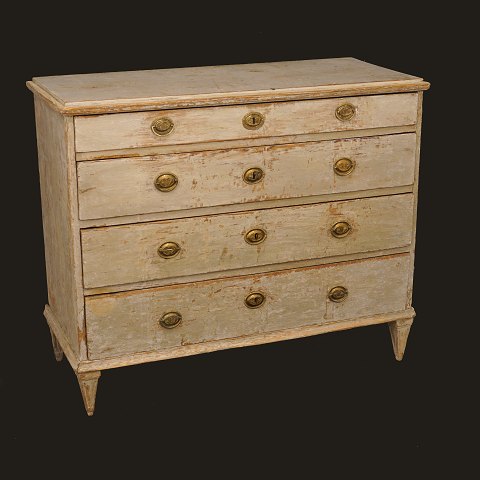 A late 18th century Gustavian chest of drawers in 
its original colors. Sweden circa 1780-1800. H: 
93cm. W: 111cm. D: 47cm