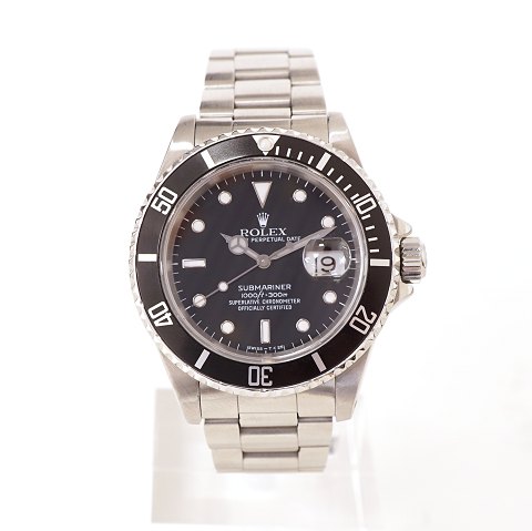 Rolex Submariner, Ref. 16610. Box and papers. Sold 
at AD 05.01.91
D: 40mm