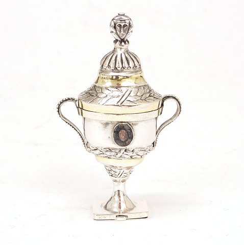 Hans Jacob Balzer, Flensburg, Northgermany: A 
vinaigrette of partly gilt silver. H: 11cm. W: 
58,7gr