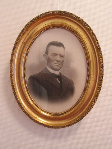 Ramme med bladguld
Antik smuk ramme med bladguld, inkl. gammelt foto. 
Starten af 1900-tallet
H: 36cm
B: 28,5cm
God stand