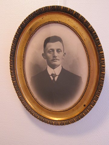 Ramme med bladguld
Antik smuk, oval ramme med bladguld, inkl. gammelt foto. 
Starten af 1900-tallet
H: 36cm
B: 28,5cm
God stand