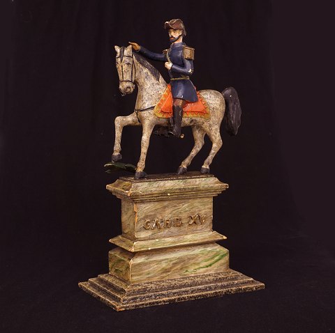 Holzskulptur: Der schwedische König Carl XV, 
1826-72, auf seinem Pferd. H: 48cm