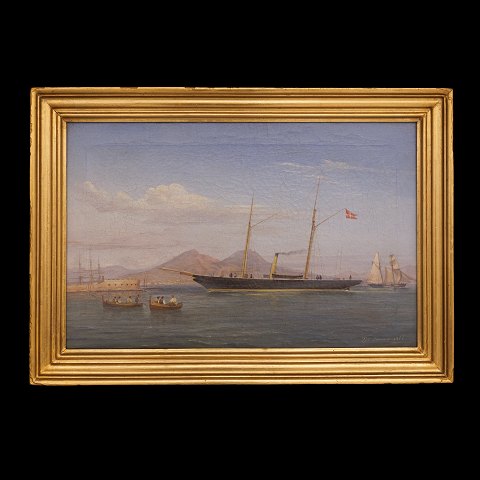 De Simone: Marinenmotiv aus Italien mit dänischem 
Schiff. Signiert und datiert 1866. Lichtmasse: 
32x49cm. Mit Rahmen: 41x58cm