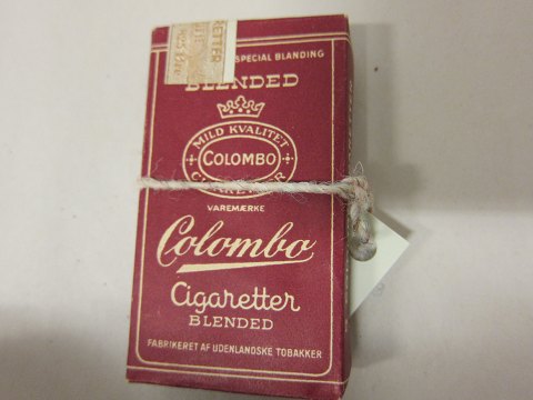 Cigaretpakke med indhold
Gammel Colombo cigaretpakke inkl. indhold
Oprindelig banderole intakt med afgiftsoplysninger og pris
God stand
Vi har et stort udvalg af gamle cigaretpakker, cerutpakker, tændstikæsker