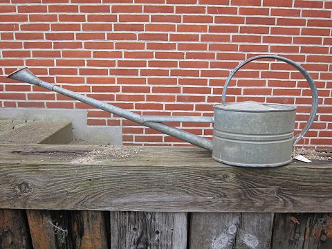 Watering can
Old watering can made of zinc with a long spout
In a good condition