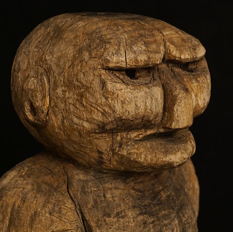 Holzfigur in Form von einem Mann. Dänemark oder 
Schweden um 1880-1900. H: 80cm. B: 24cm