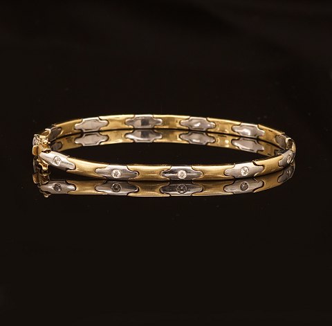 A bracelet in 14kt gold. Every second link with a 
diamond. L: 20cm. W: 16gr
