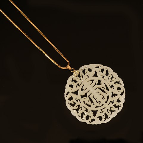 A jade Pendant with a necklace in 18kt gold. D 
pendant: 5,1cm. L Necklace: 48cm