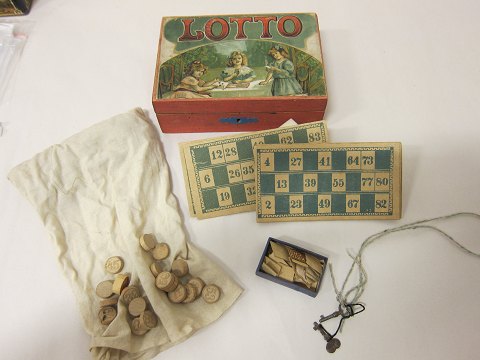 Lottospil
Gammelt Lottospil i trææske med lås (nøgle medfølger)