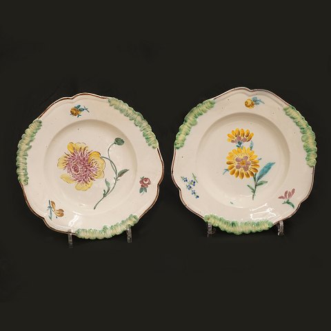 Ein Paar seltene Fayence Teller.
Beide signiert. Ein Teller restauriert. 
Manufaktur Reval 1772-82. D: 25,5cm