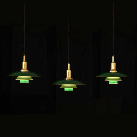 Poul Henningsen: Satz von drei Deckenlampen aus 
grünlakiertem Metall. Hergestellt von Louis 
Poulsen. D: 30cm