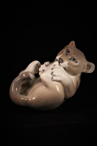 Royal Copenhagen porcelæns figur af løveunge.
Dekorations nummer : 2696.