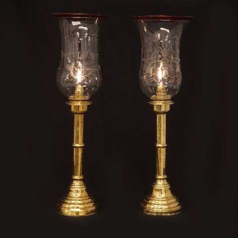 A pair of brass hurricane candlesticks. Circa 
1850. H: 50cm