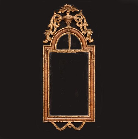 A partly gilt and walnut veneered Louis XVI 
mirror. Altona, Northgermany, circa 1780. Size: 
86x36cm