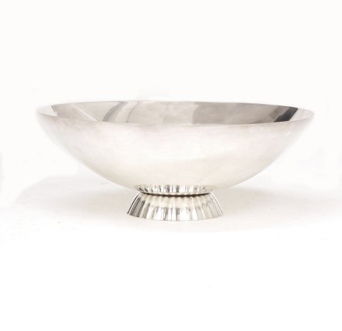 A Sterlingsilver bowl by Siegvard Bernadotte for 
Georg Jensen. #823. H: 6cm. D: 16,5cm. W: 259gr