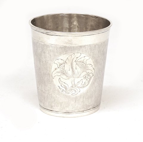 A late 18th century silver cup. Made by Jens 
Jensen Winge, Fredericia, Denmark. 1779-1818. H: 
8,4cm. W: 102gr