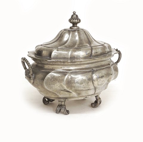 A small Rococo pewter tureen. Made in Germany. 
Dated 1777. H: 22,5cm. L: 26cm