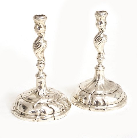 Sivert Thorsteinsson,  Copenhagen, 1742-99: A pair 
of large Rococo silver candlesticks.
Marked and dated 1765.
H: 22cm. W: 919gr