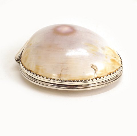 A mid 18th century silver mounted shell. Made 
circa 1750. L: 8,5cm