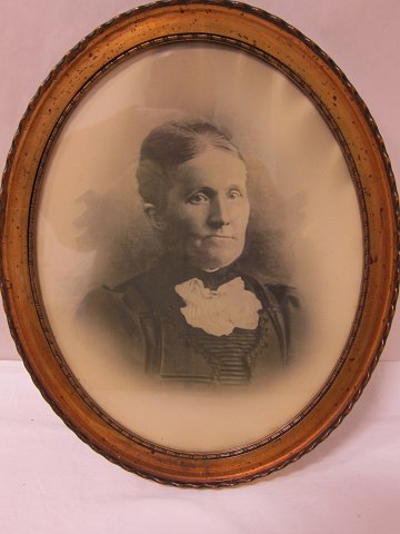 Ramme med gammelt foto
Antik smuk, oval ramme inkl. gammelt foto. 
Ca. år  1900-tallet
H: 34cm
B: 28cm
God stand