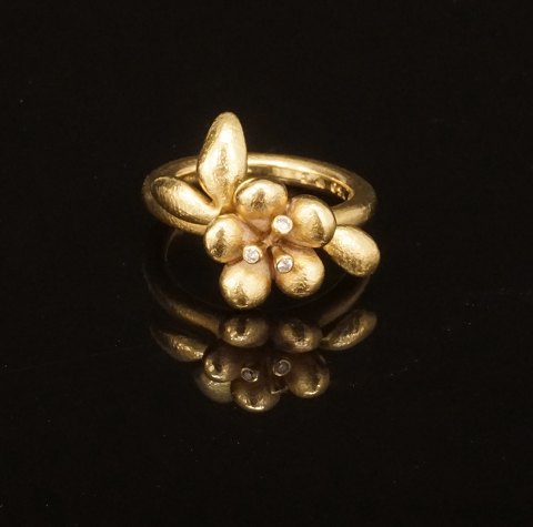 Ole Lynggaard, Denmark: Flower Ring with 3 
diamonds. 18ct gold. Ringsize: 54
