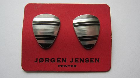 Øreclips af Tin
Vintage øreclips 
Stemplet 
Design: Jørgen Jensen 1895-1966
Sølvsmeden Jørgen Jensen (1895-1966), var Georg Jensen’s ældste søn.
Vi har et bredt udvalg af tinsmykker