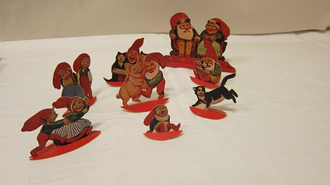 Christmas figures made of cardboard, old
These old christmas figures are made of cardboard and each of them is standing 
on a piece of curved cardboard
About midt 1900-years
All in a good condition
It is possible to buy as single or as complete order