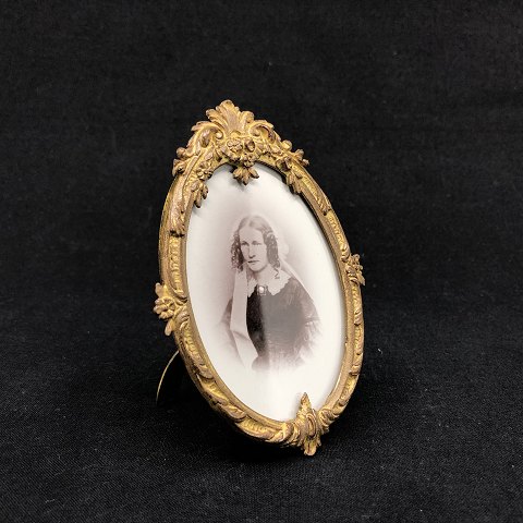 Oval picture frame in gilded brass
