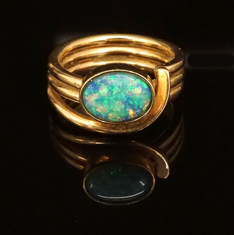 A 14ct gold opal ring. Size: 54. W: 8,9gr