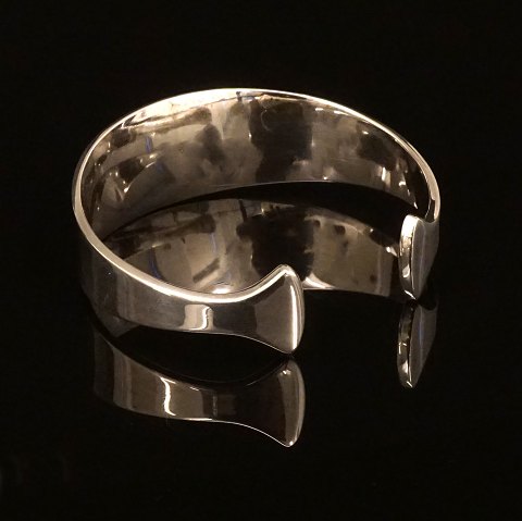 Hans Hansen, Denmark: A sterling silver bangle. 
Inside: 5,3x5,3cm