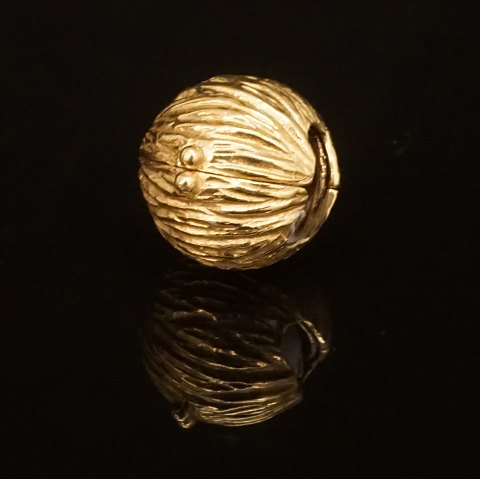 A 14kt gold Ole Lynggaard, Denmark, gold clasp. D: 
1,2cm