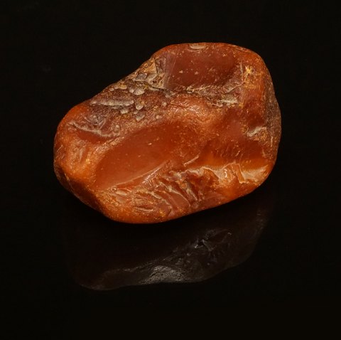 A large piece of amber. L: 7,8cm. W: 85gr