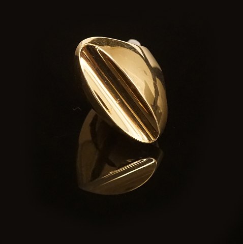 Christian Veilskov, Kopenhagen, 1963-86: Ring aus 
14kt Gold. Ringgr. 51cm. L: 3cm. G: 8,6gr