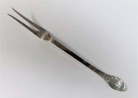 Evald Nielsen sølvbestik no. 6. Sølv (830). Pålægsgaffel stor. Længde 17,5 cm.