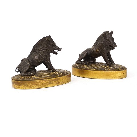 Ein Paar teilweise vergoldete Wildschweinfiguren 
aus Bronze. Italien um 1860-80. H: 10,5cm. L: 
14,5cm