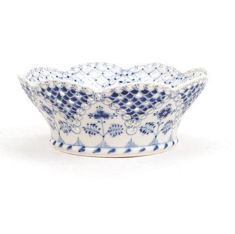 Royal Copenhagen: A blue fluted half lace bowl. 
#051. H: 9cm. D: 23,5cm
