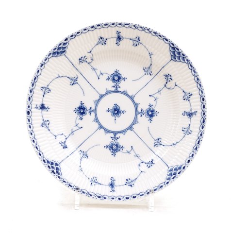 Royal Copenhagen: A large blue fluted half lace 
plate. #1/571. D: 25,5cm