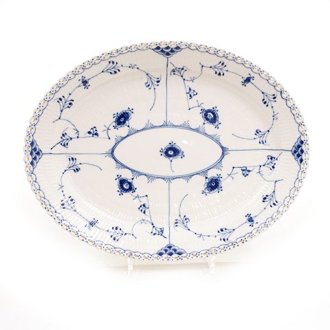 Royal Copenhagen: A large oval blue fluted full 
lace plate. #1/1148. L: 36,5cm