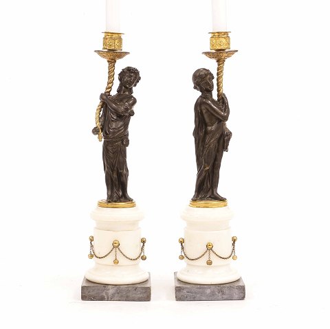 A pair of gilt bronze candle sticks. France circa 
1810. H: 40,5cm