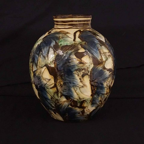 Grosse Vase aus der Werkstatt Herman A. Kählers, 
Dänemark. Signiert. H: 33cm