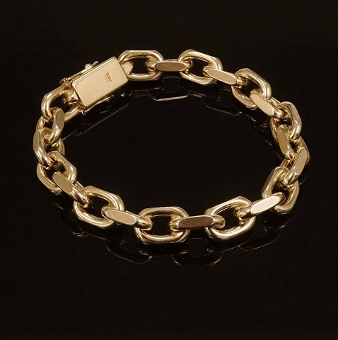 Bjarne Nordmark Henriksen: A large 8kt gold anchor 
bracelet. L: 24cm. W: 76,3gr