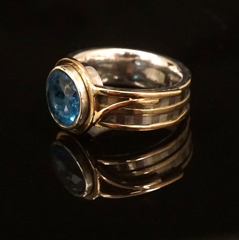 A 14kt gold and silver ring. Ringsize 57
