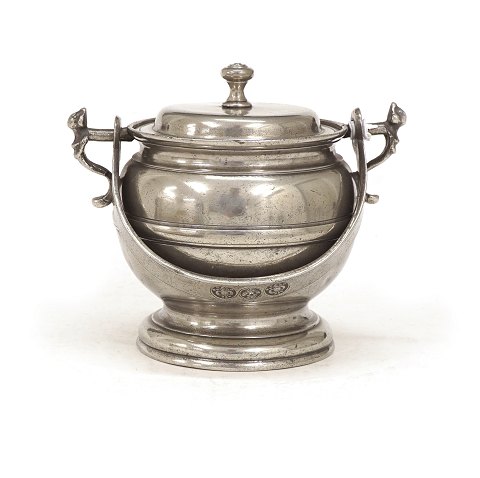 Diedrich Christian Augustins, Lübeck: An end 18 
century pewter lid bowl. H: 13cm
