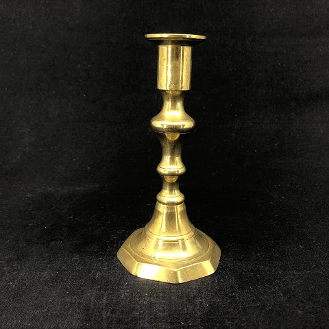 Brass candleholder in 8-cornered foot
