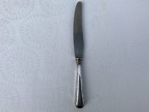 Dobbelriflet middagskniv med sølvskaft
* 300kr