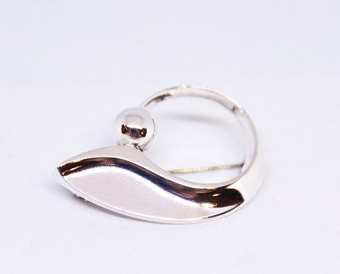 Brooch in 925 sterling silver by Hans Hansen and stamped 109.
5000m2 showroom.
