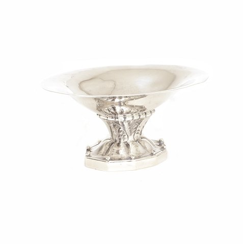 Georg Jensen, Denmark: A small sterlingsilver 
footed bowl. #42. From 1925-33. H: 5,5cm. W: 97gr