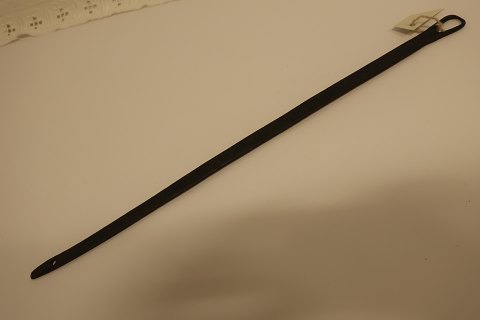 Antik tækkenål af jern
Håndsmedet
Fra 1800-tallet
Et værktøj til brug ved reparation/lægning af stråtage
Godt gammelt håndværk, og i dag meget dekorativ
L: ca. 47cm
B:1,8cm / 2,2cm
Flot stand